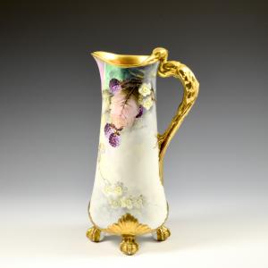 Versatoio con manico a forma di airone e decoro con more dalla serie I fioristi - C. Baldi, Richard-Ginori, 1900-1920 circa